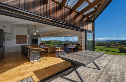 Tikitere House | Slice of Paradise - Swimming Pool Spa Pool & Country Views