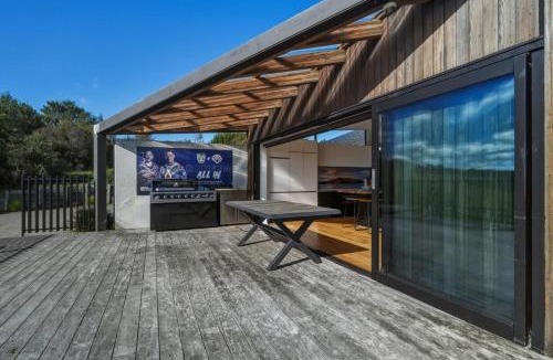 Tikitere House | Slice of Paradise - Swimming Pool Spa Pool & Country Views
