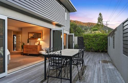 Lake Okareka House | Lake Okareka - Spa Pool and Log Fire Sleeps 12 walk to the lake