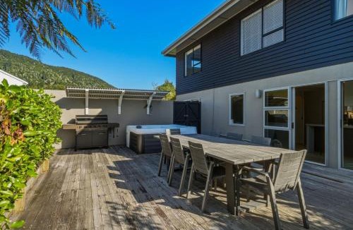 Lake Okareka House | Lake Okareka - Spa Pool and Log Fire Sleeps 12 walk to the lake