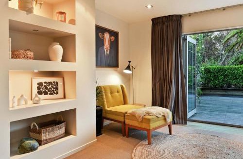 Lake Okareka House | Lake Okareka - Spa Pool and Log Fire Sleeps 12 walk to the lake