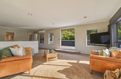 Lake Okareka House | Lake Okareka - Spa Pool and Log Fire Sleeps 12 walk to the lake