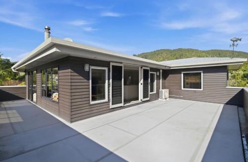 Lake Okareka House | Lake Okareka - Spa Pool and Log Fire Sleeps 12 walk to the lake