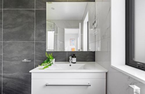 Orewa House | Orewa Coastal Executive Retreat - 5 Beds & 5 Private Baths