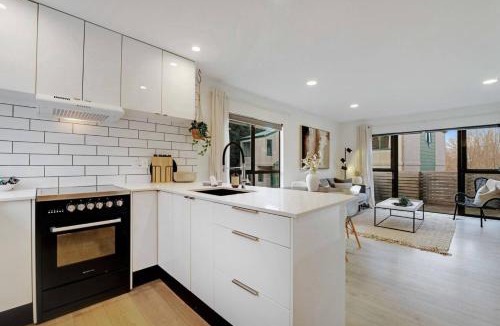 Papatoetoe House | Vibrant Family 2BR Townhouse with Air-Con and Deck