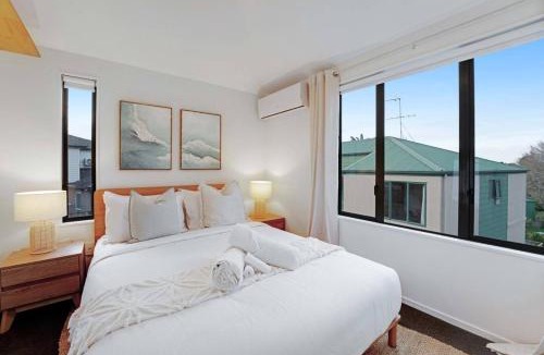 Papatoetoe House | Vibrant Family 2BR Townhouse with Air-Con and Deck