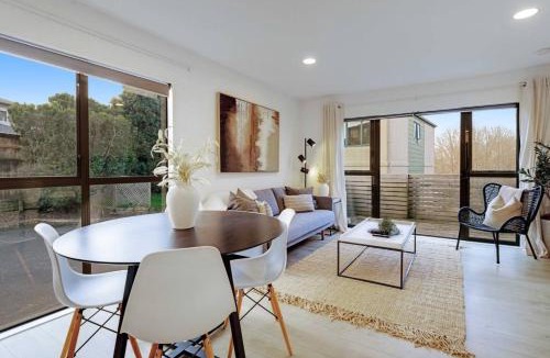 Papatoetoe House | Vibrant Family 2BR Townhouse with Air-Con and Deck