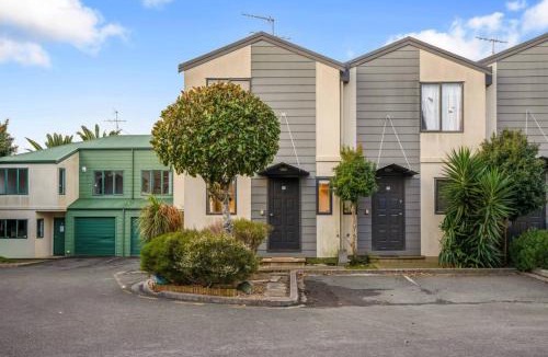 Papatoetoe House | Vibrant Family 2BR Townhouse with Air-Con and Deck