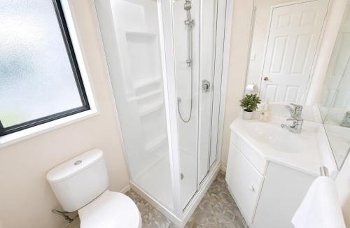 West Harbour House | Sunny Studio in West Harbour & 3 Mins to Waterfront & Secure Parking