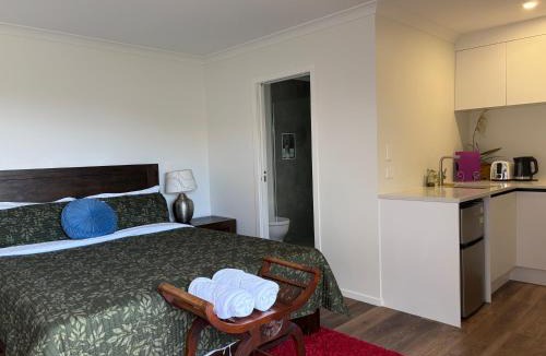 Dinsdale Bed & Breakfast | Private Cozy Sleepout with Free Parking & Self Check-in