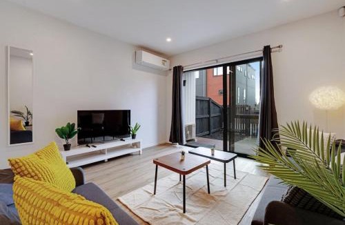 Flat Bush House | Contemporary Flat Bush Oasis - Parking and Air-Con