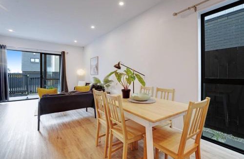 Flat Bush House | Contemporary Flat Bush Oasis - Parking and Air-Con