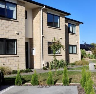 Hamilton House | Family Retreat Close to The Base & Expressway