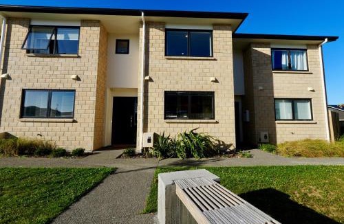 Hamilton House | Family Retreat Close to The Base & Expressway