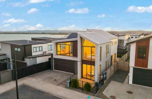 Hobsonville House | Hobsonville Family 5BR Sanctuary with Waterviews