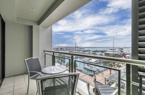 Auckland Central Business District Apartment | Stunning Auckland Harbour Views