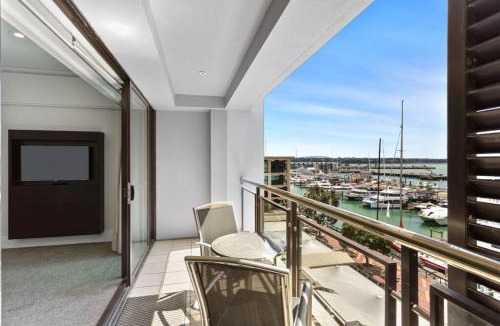 Auckland Central Business District Apartment | Stunning Auckland Harbour Views