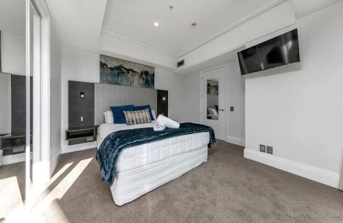 Auckland Central Business District Apartment | Stunning Auckland Harbour Views