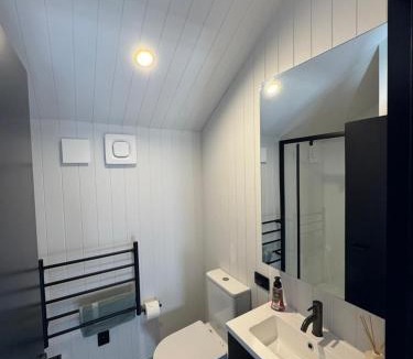 Frankton Apartment | Stylish Townhouse with Remarkable Mountain Views