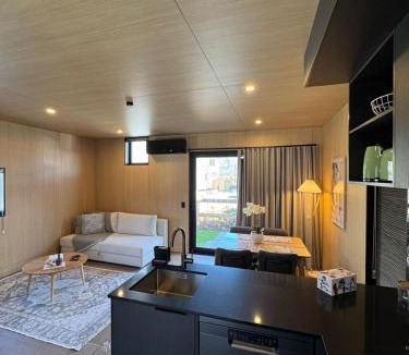 Frankton Apartment | Stylish Townhouse with Remarkable Mountain Views