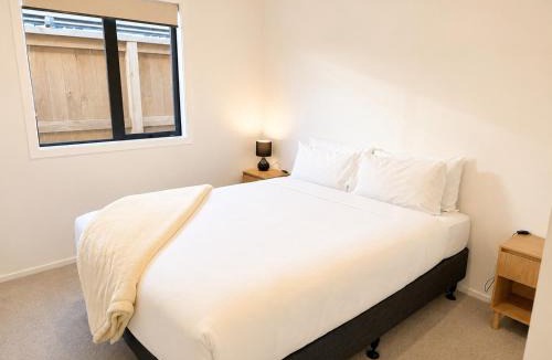 Kawarau Falls House | Modern Family Ski Base - Large, warm 4 bedroom home in Jacks Point