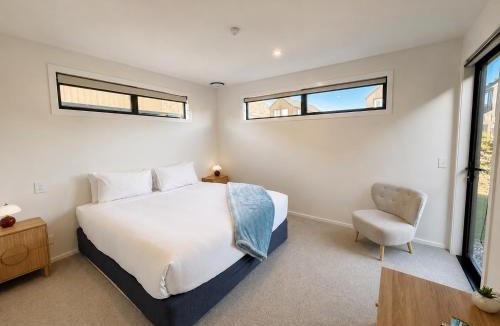 Kawarau Falls House | Modern Family Ski Base - Large, warm 4 bedroom home in Jacks Point