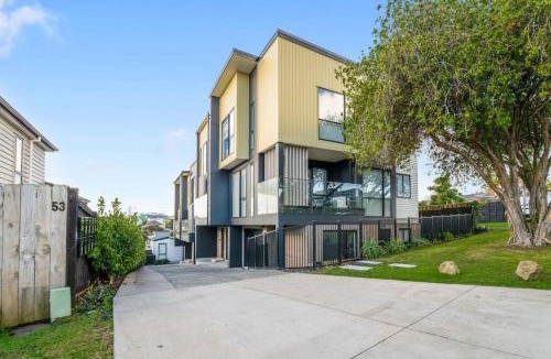 Howick House | The Family Townhouse with Bunk Beds and Air-Con