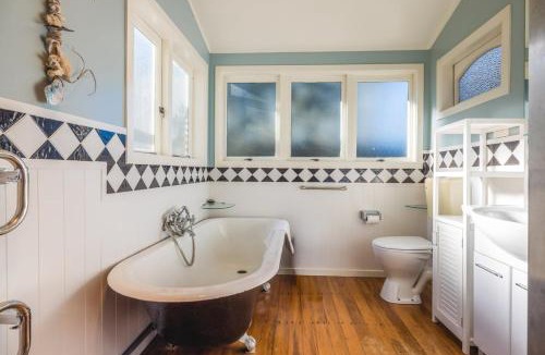 Surfdale House | Le Belle on Blake by Waiheke Pure