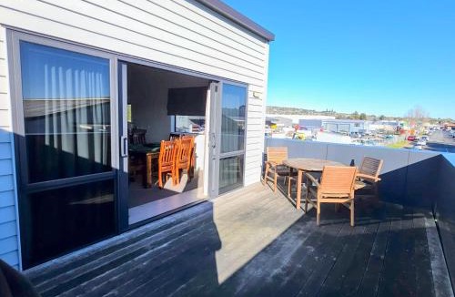 Pukekohe Apartment | Franklin's own Stay n Play Golfers dream!