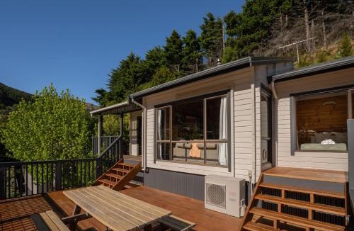Sunshine Bay House | 3KM To Downtown And Waterfront. Sunny Deck With Views From Hilliside Home