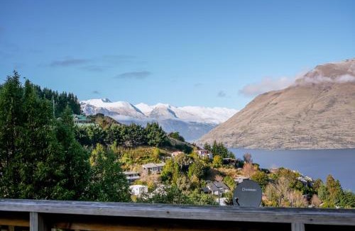 Fernhill House | Modern 4BR Lake & Mountain Views