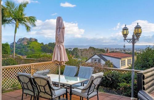 Mount Eden House | Spacious Mt Eden Oasis - Views, Parking, Air-Con
