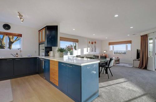 Mount Eden House | Spacious Mt Eden Oasis - Views, Parking, Air-Con