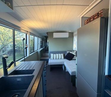 Kumeu House | Romantic Glamping Bus, Heat pump, Spa & outdoor TV