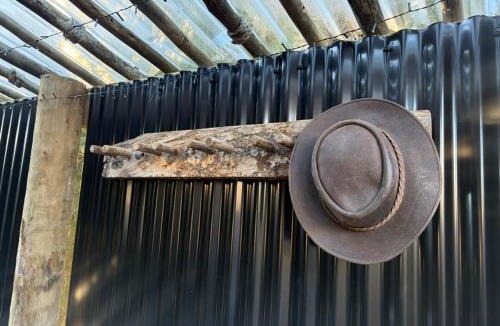 Kumeu House | Romantic Glamping Bus, Heat pump, Spa & outdoor TV