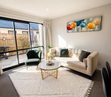 Hamilton House | Family Retreat Close to The Base & Expressway
