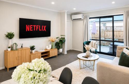 Hamilton House | Family Retreat Close to The Base & Expressway