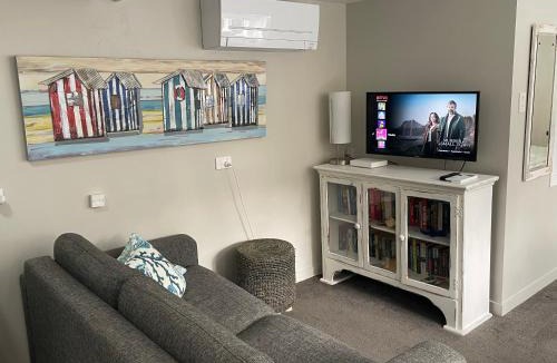 Mairangi Bay Apartment | Whitby Studio - Mairangi Bay Beach