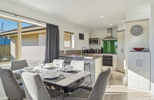 Owhata House | 25A Hideaway - 3 Bed 2 Bath with Deck & BBQ