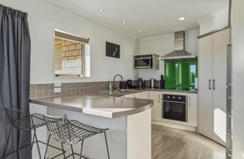 Owhata House | 25A Hideaway - 3 Bed 2 Bath with Deck & BBQ