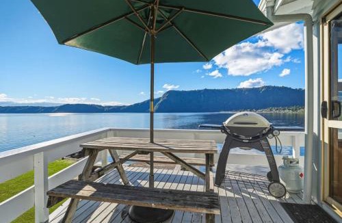 Rototai House | Rotoiti Boathouse - Waterfront Jetty Kayaks