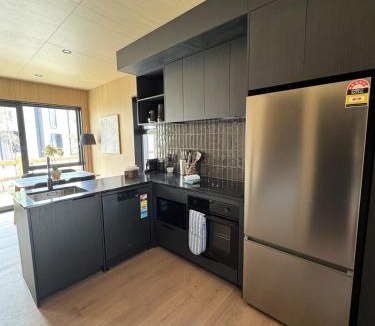 Frankton House | 5 Mile Villa Close to Airport Mall