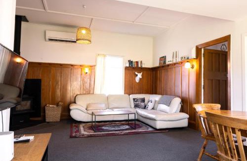 Burkes Pass House | Hill View