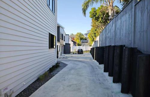 Bucklands Beach House | Sunny Bucklands Beach Retreat · Spacious 5BR 4.5BA