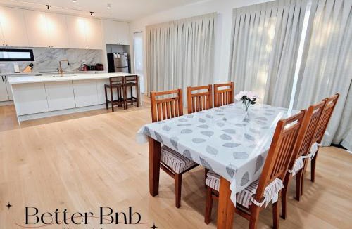 Bucklands Beach House | Sunny Bucklands Beach Retreat · Spacious 5BR 4.5BA