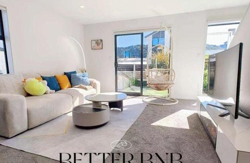 Trentham House | Modern & New 3 Beds 6 Guests