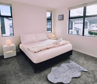 Trentham House | Modern & New 3 Beds 6 Guests
