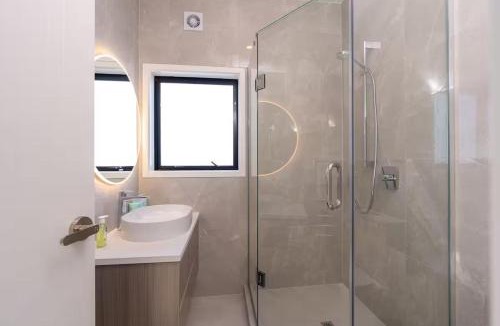 Greenlane Apartment | Spacious & Modern Townhouse in Central Auckland