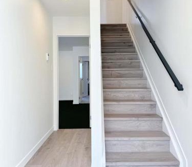 Greenlane Apartment | Spacious & Modern Townhouse in Central Auckland