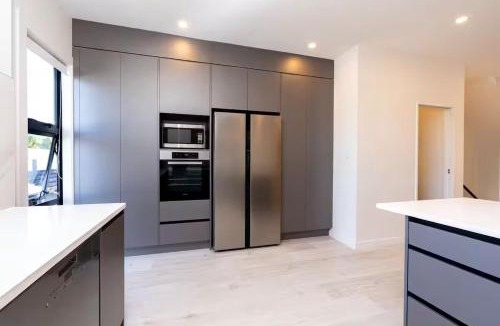 Greenlane Apartment | Spacious & Modern Townhouse in Central Auckland